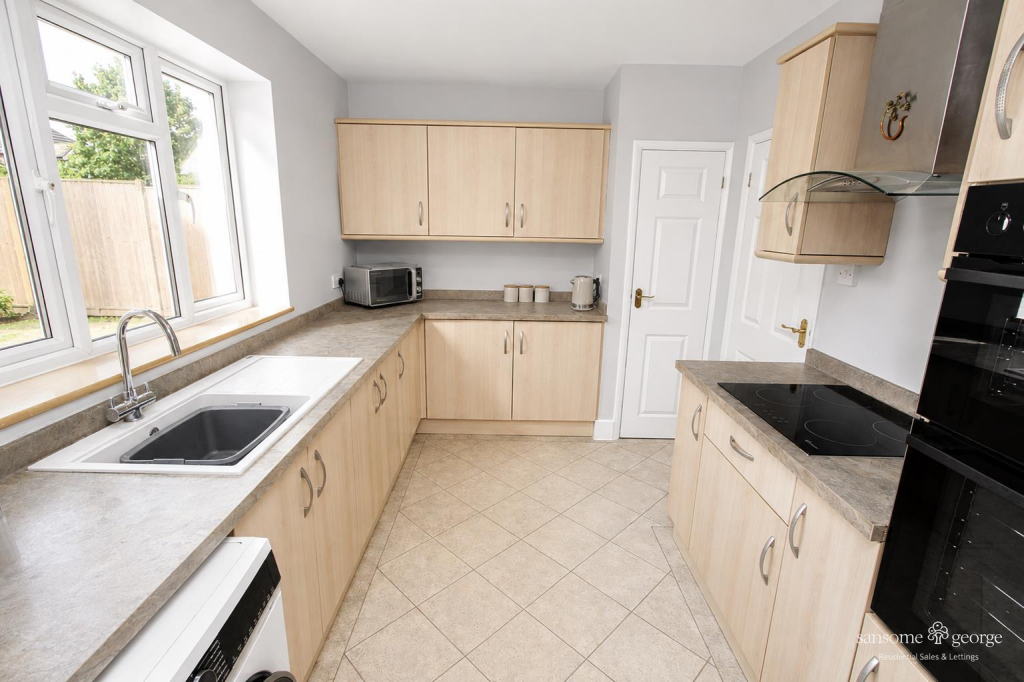 House in Reading, The Triangle, Tilehurst - View 3