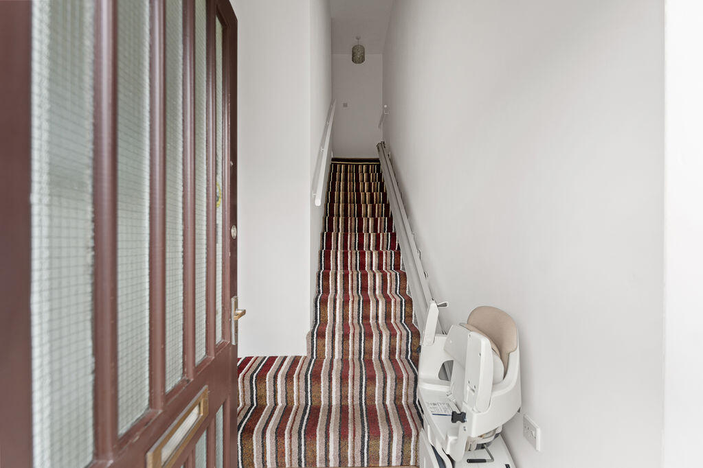 11 QUEENS COURT photo 2