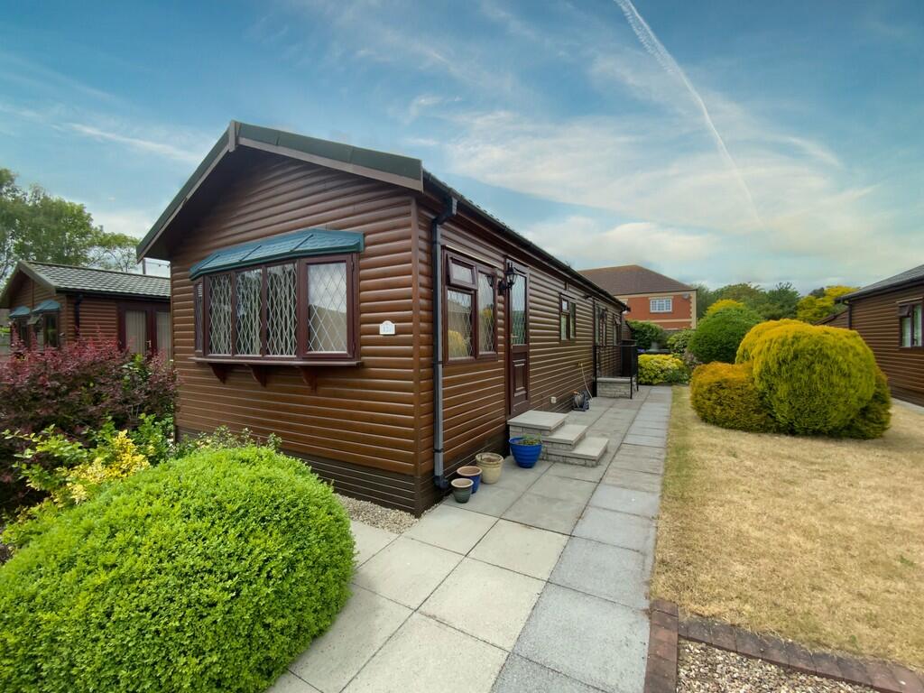 2-bed caravan on Lime Close, Torksey, Lincoln, £105,000