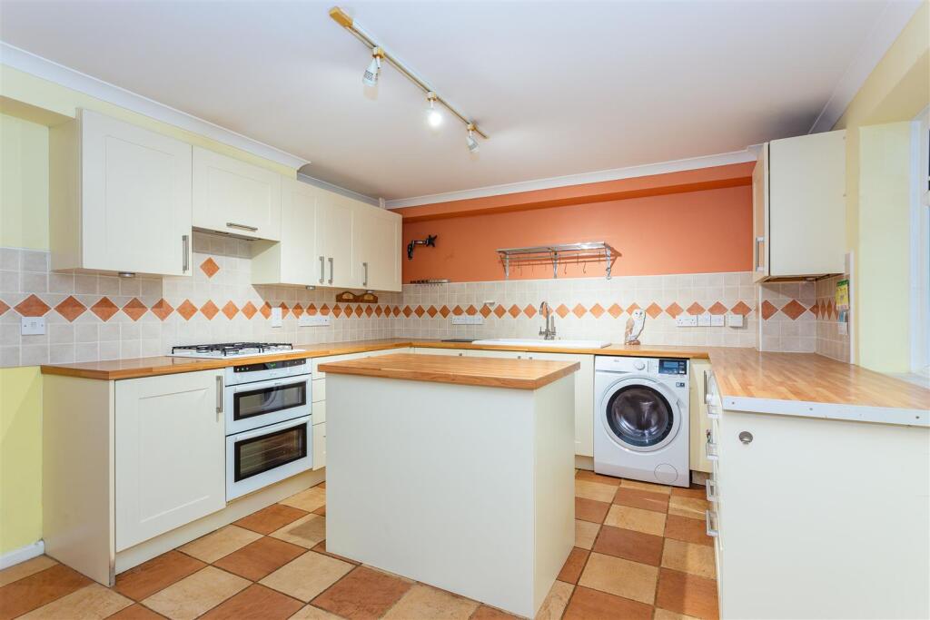 Chard Road, Axminster, Devon photo 2