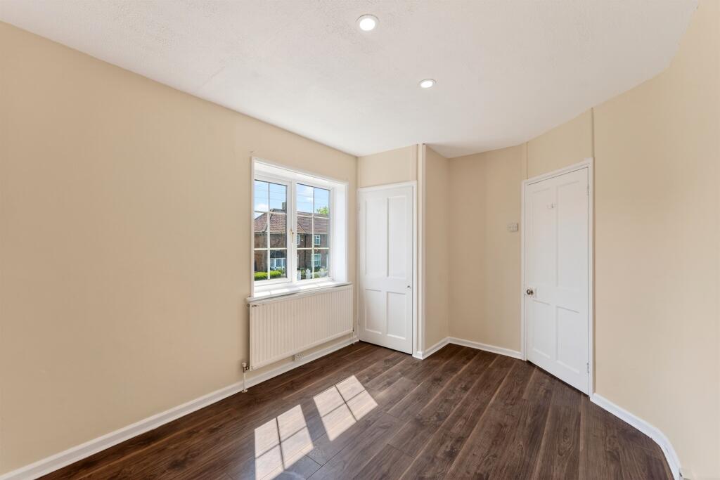 House in Sutton - More