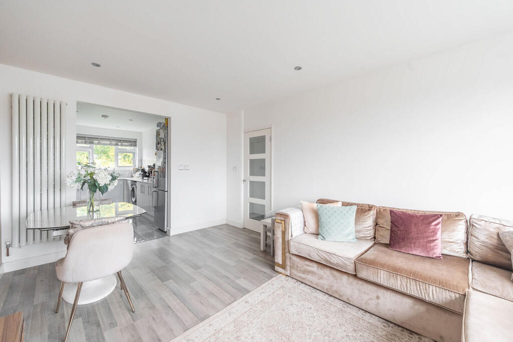 2 bedroom maisonette for rent