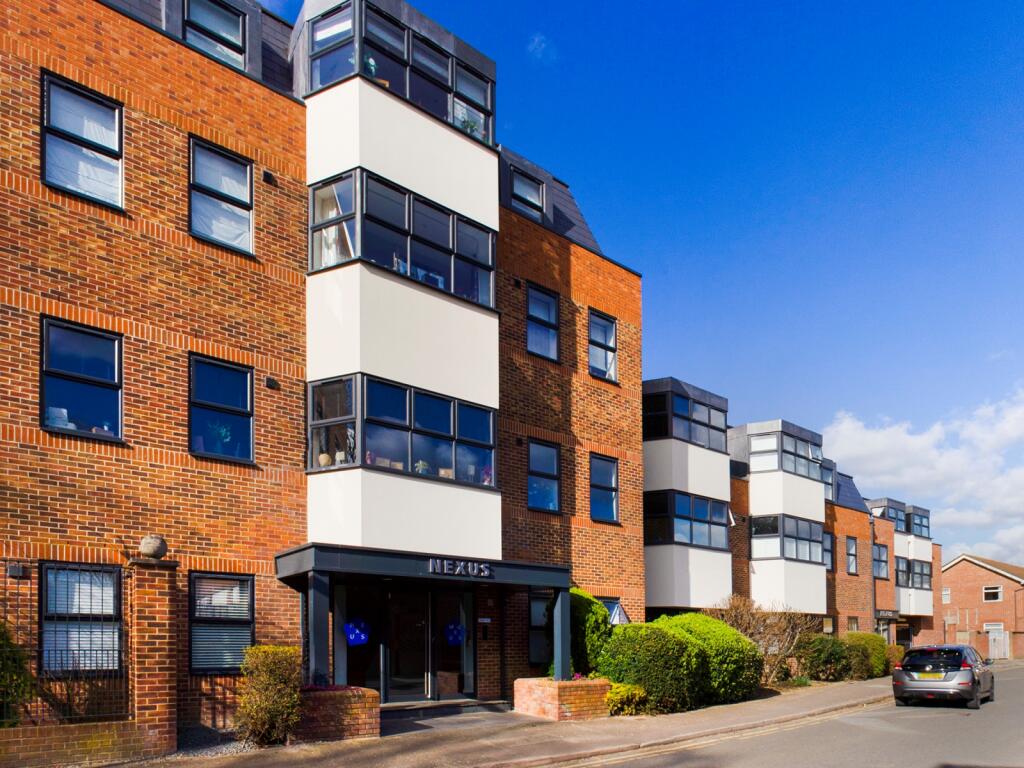 2-bed apartment on Chertsey, Surrey, KT16, £279,950