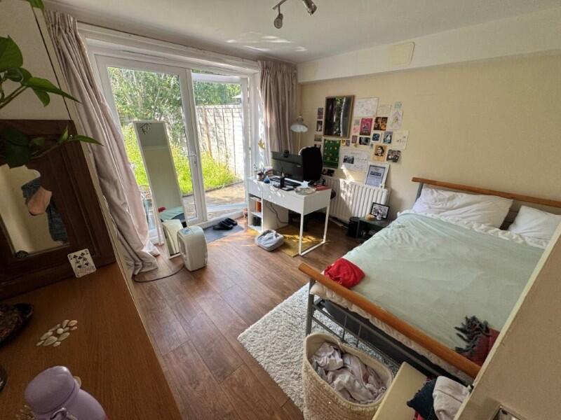 Apartment in London, Fallow Corner - View 3