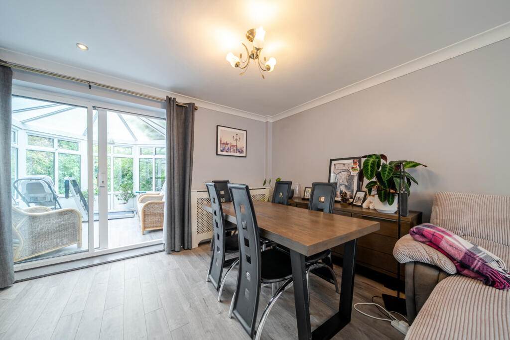 House in London, Broom Hill, Goddington - View 5