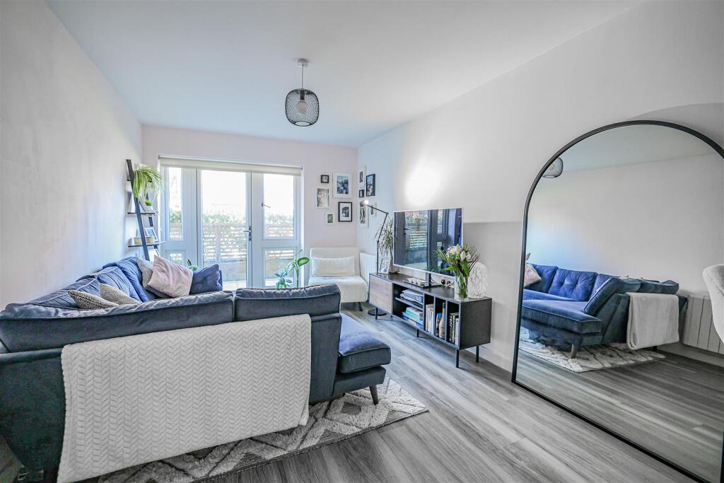 Apartment in Dacorum, Hertfordshire - View 2