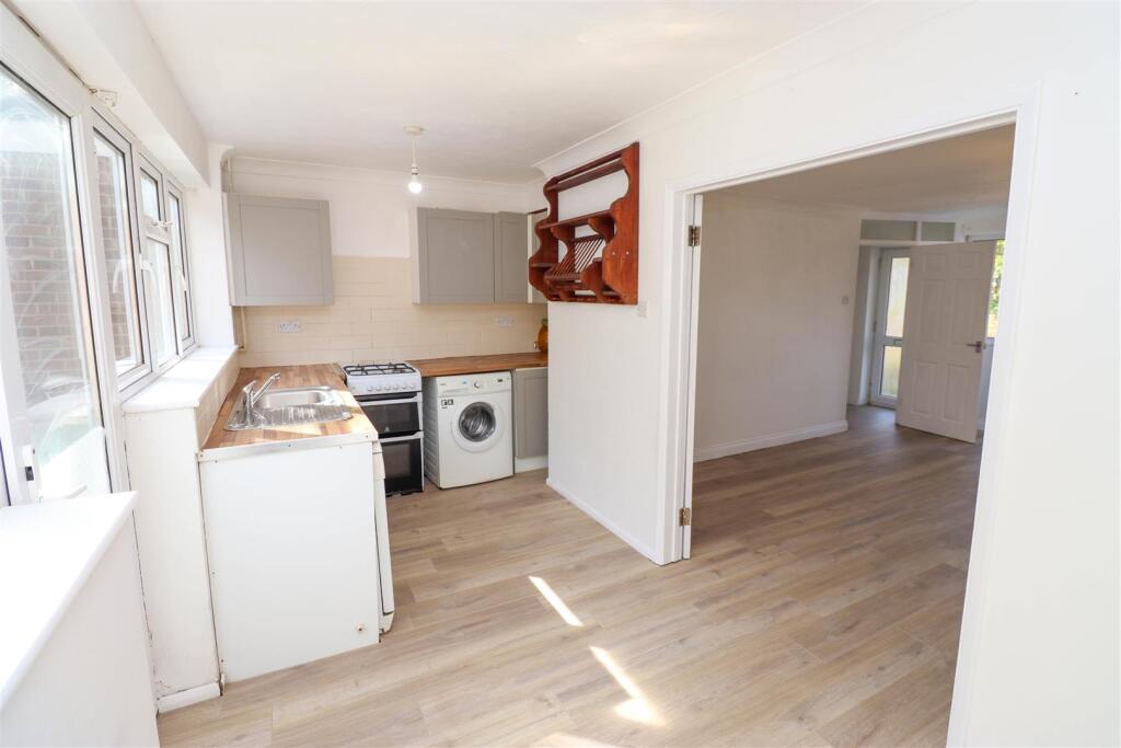 House in Hart, Fleet - More