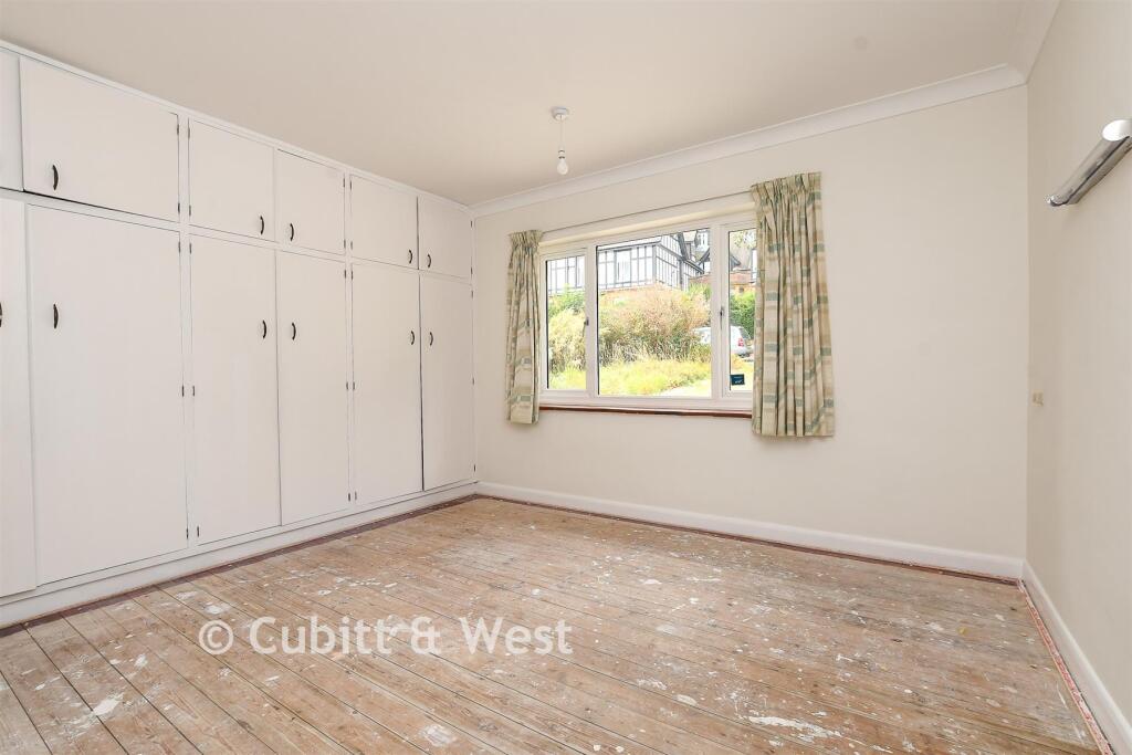 House in Tandridge, Caterham Valley - More