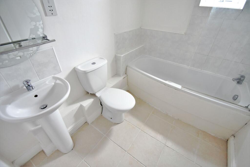 Apartment in Hull - View 4