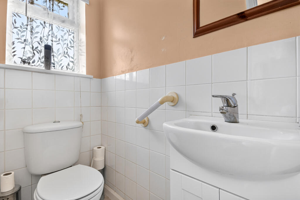 House in Bracknell, Bullbrook, Easthampstead - More