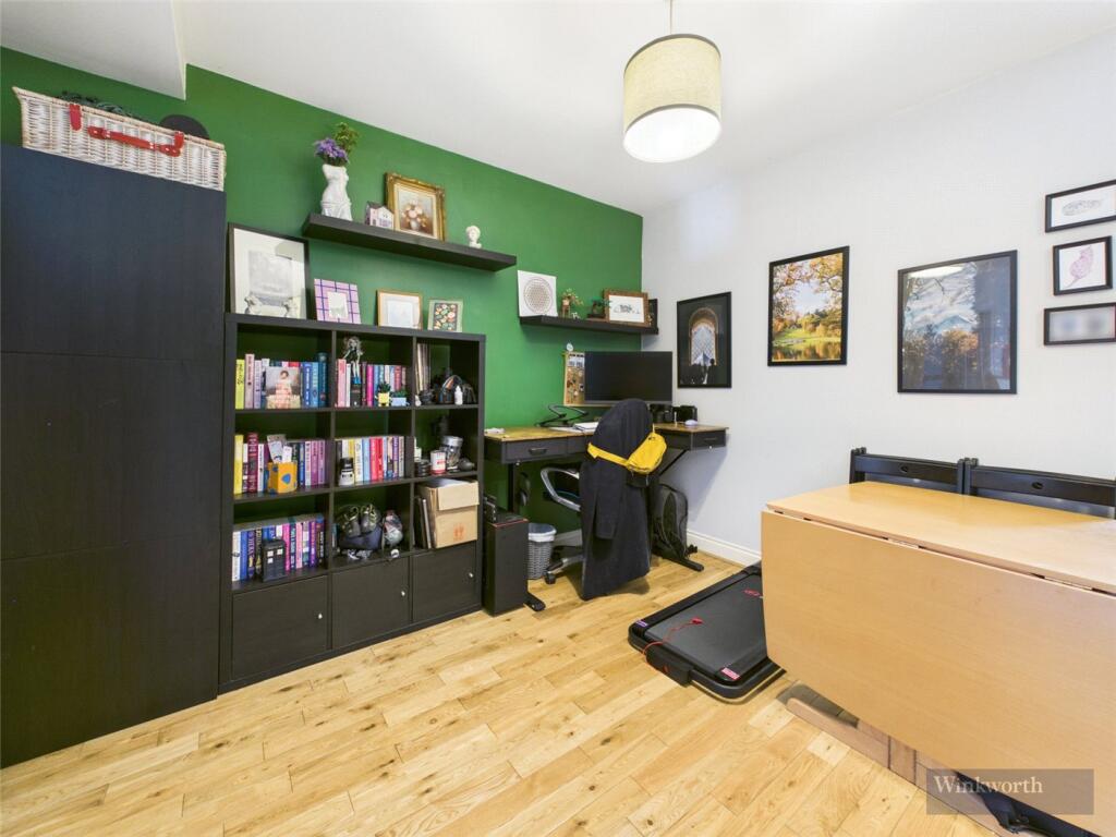 Apartment in London, Royal Borough of Kingston upon Thames - More