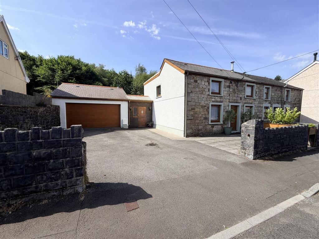 3-bed house on Cwmamman Road, Glanamman, Ammanford, £250,000
