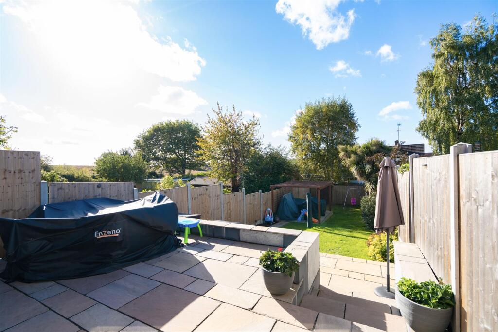 Outwood Farm Road, Billericay photo 3