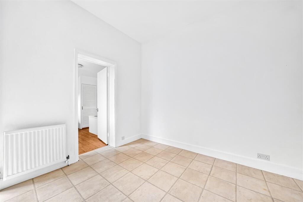House in London, Goodmayes, Little Heath - More