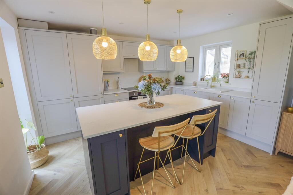 33 Shakespeare Drive, Llantwit Major, Vale Of Glamorgan, CF61 1WW photo 3