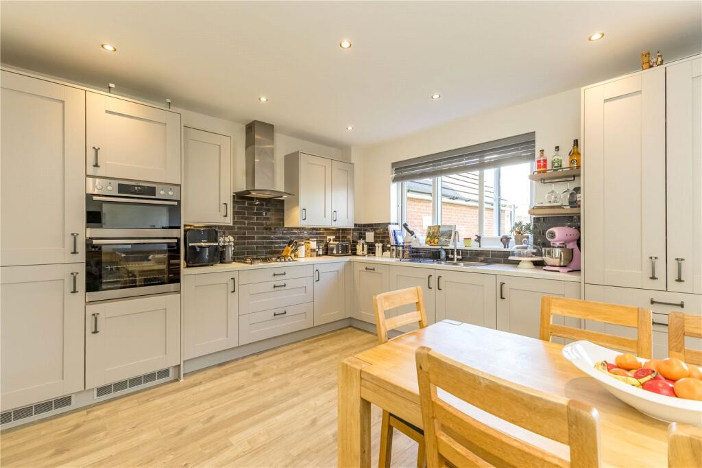 Foxglove Drive, Highburton, Huddersfield, HD8 photo 3