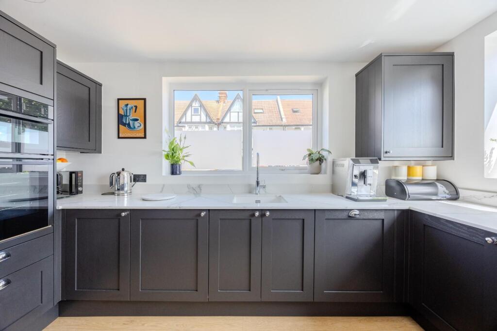 Apartment in Southend-on-Sea - View 3