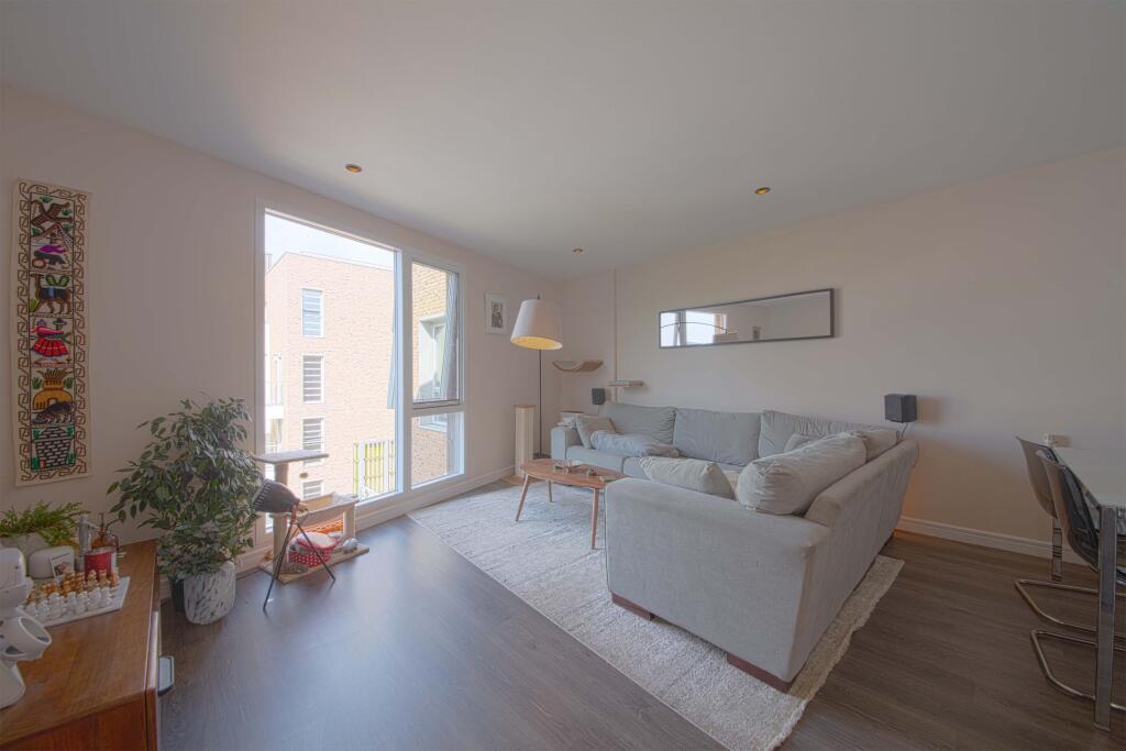 Apartment in Slough, Windsor and Maidenhead - View 3