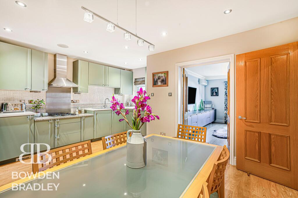 Apartment in Ilford - View 4