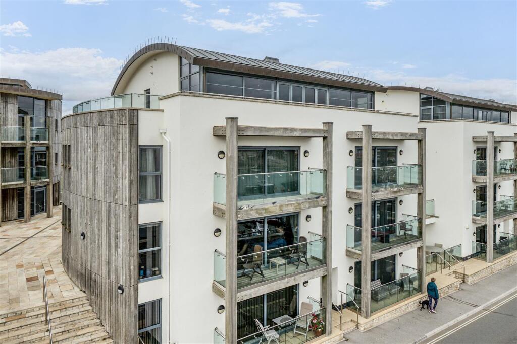 Quayside, West Bay photo 2