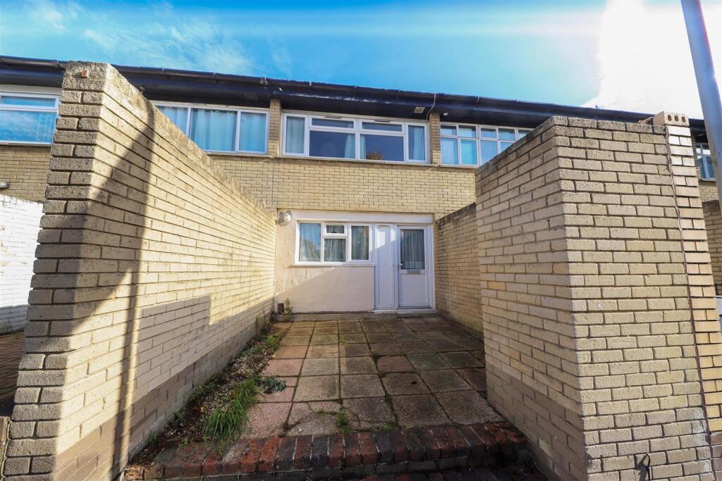 2-bed terraced on Mayfield Close, Hillingdon, UB10, £400,000