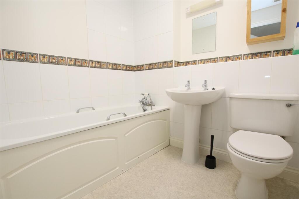 Apartment in Eastleigh, Newtown - More