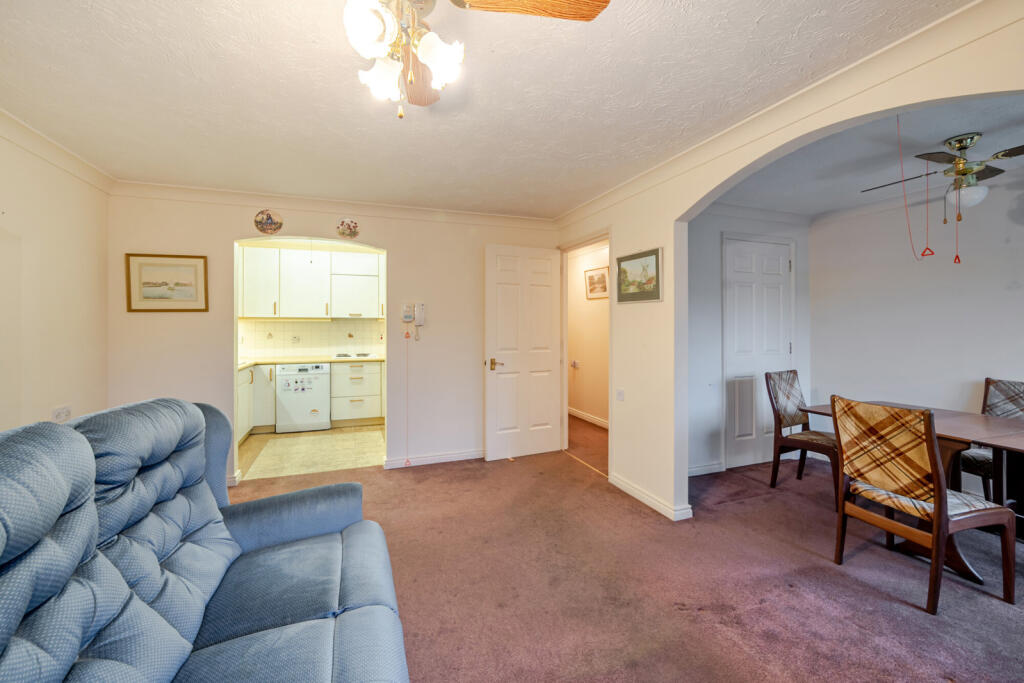 Pembroke Lodge, Du Cros Drive, Stanmore photo 3