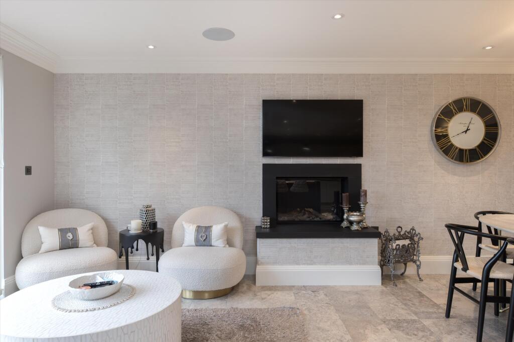 House in London, Copse Hill, Raynes Park - More
