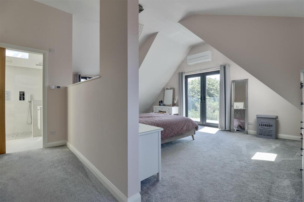 House in Portsmouth, Drayton - More