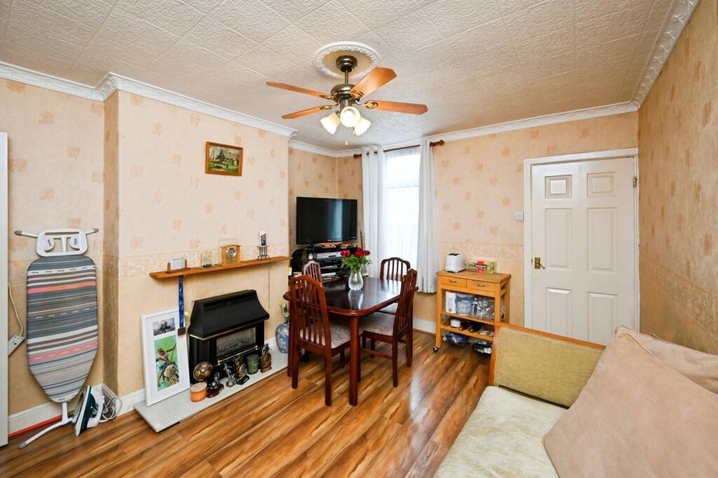 House in Mansfield, Nottinghamshire - More