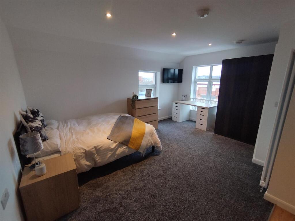 Main image of property: *En-Suite Couples Rooms with kitchenette* West Hill Drive, Mansfield