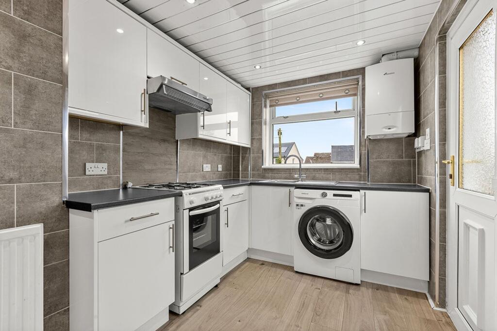 House in Johnstone, Johnstone Castle, Renfrewshire - View 3