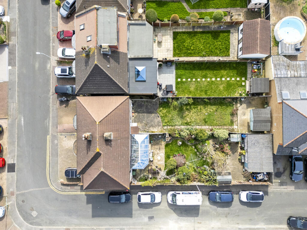 Hayden Way, Collier Row, RM5 photo 4