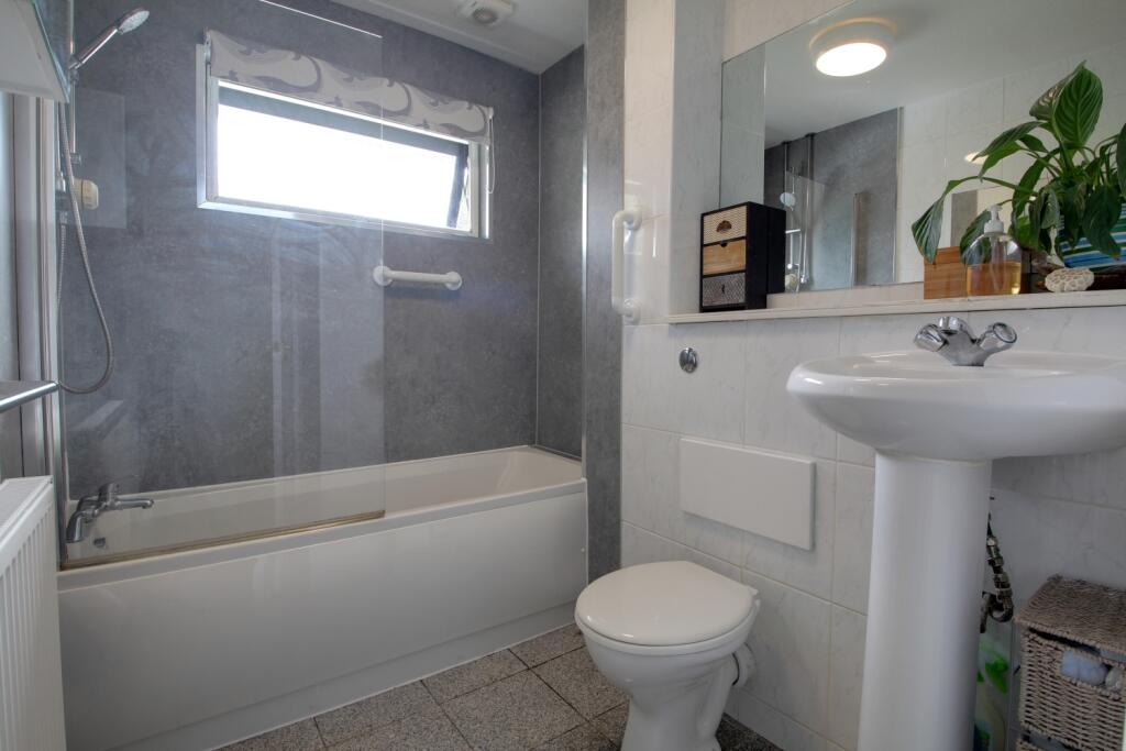 4 Shepcote Crescent, Leeds photo 3