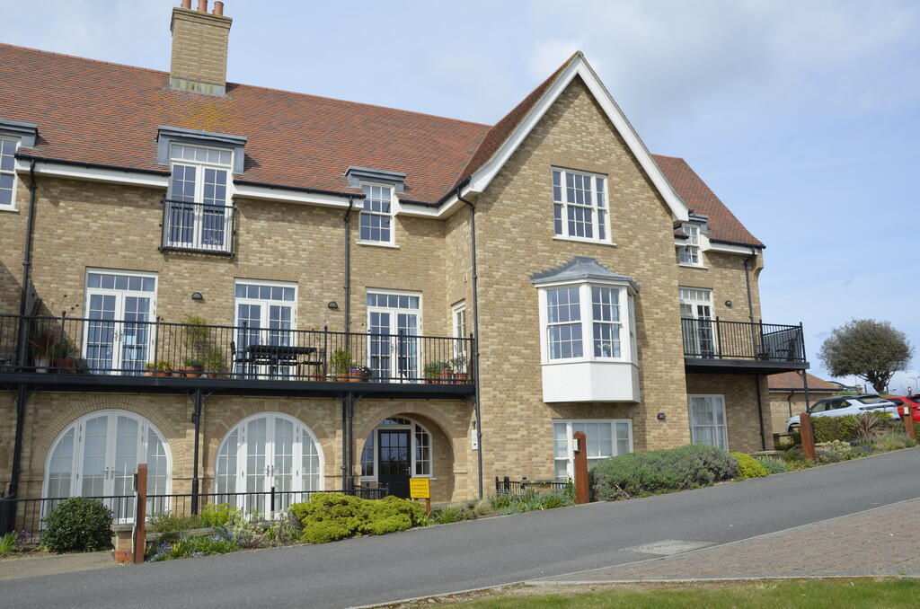 2-bed flat on Cautley House, Undercliff Road East, Felixstowe, £360,000
