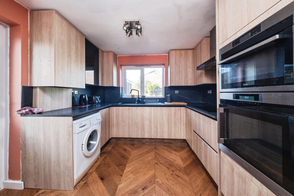 Perth Close, Bletchley, Milton Keynes, Buckinghamshire, MK3 photo 4
