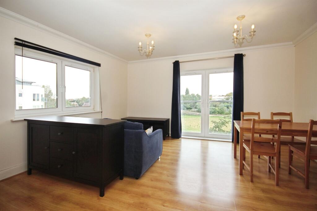 Apartment in Warwick - View 5