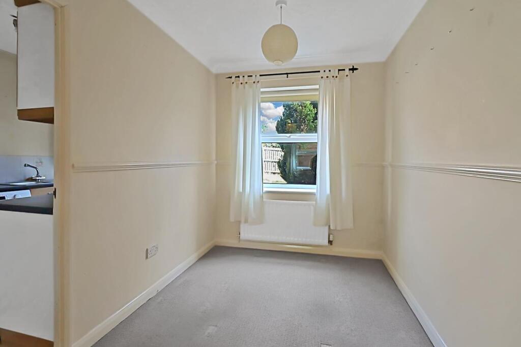 Blenheim Way, Kettering photo 4