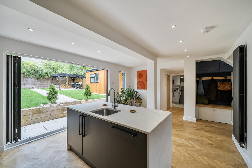House in Gloucester - View 4