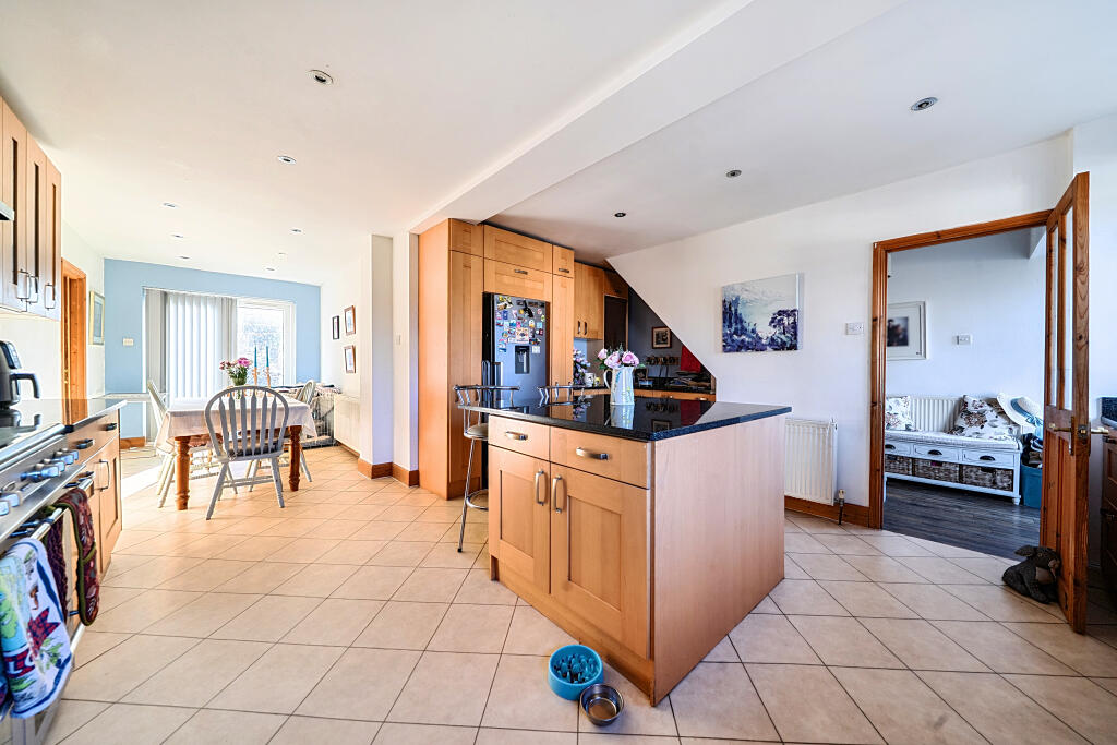 House in Swindon, Blunsdon - View 4