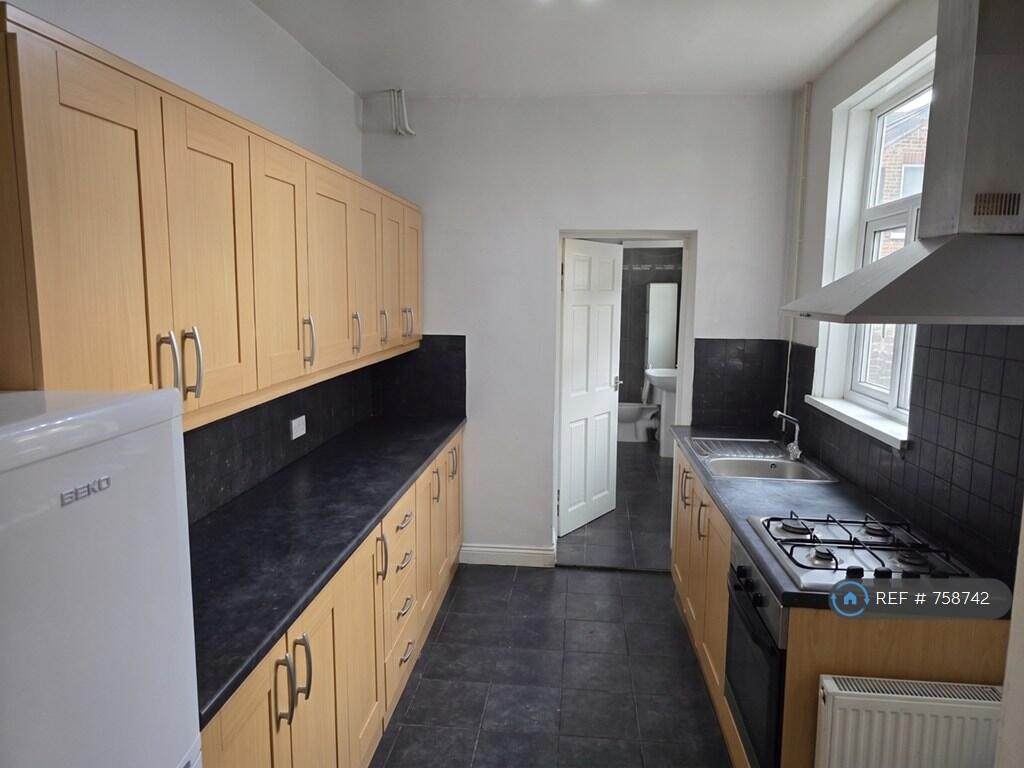 House in Stoke-on-Trent, Shelton - View 5