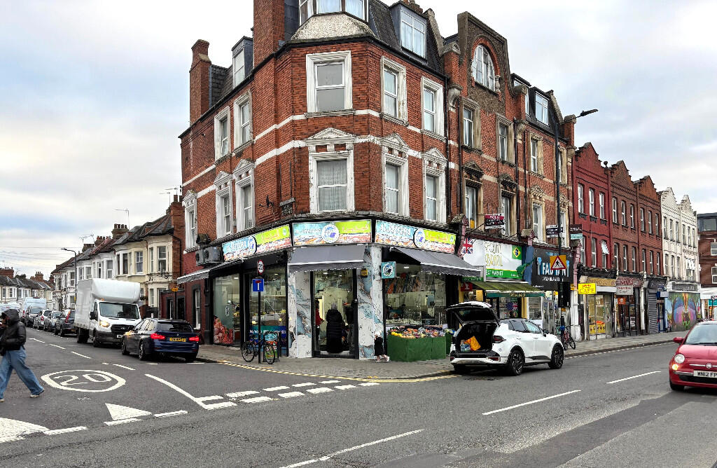 Studio flat on 153 High Road, London, NW10, £150,000