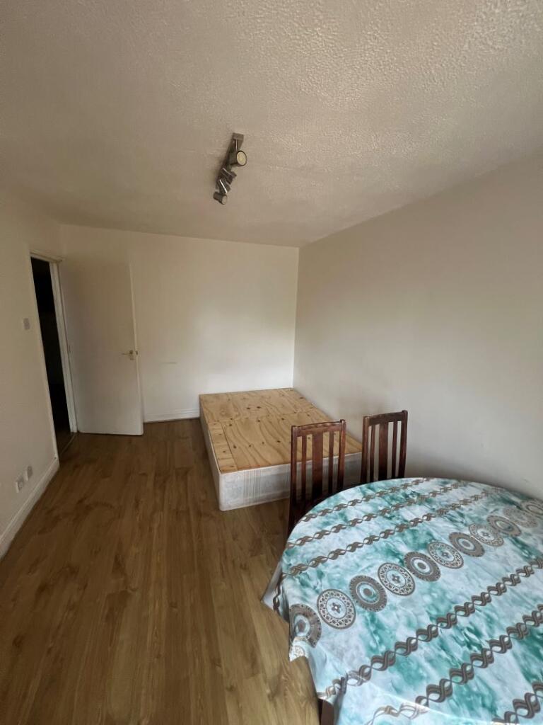 Apartment in London, Rush Green - View 5