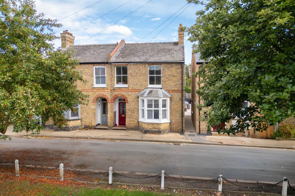 2-bed semi-detached on Victoria Square, Huntingdon, Cambridgeshire, PE29 3QZ, £400,000