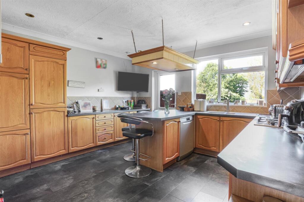 House in Kingston upon Thames - More