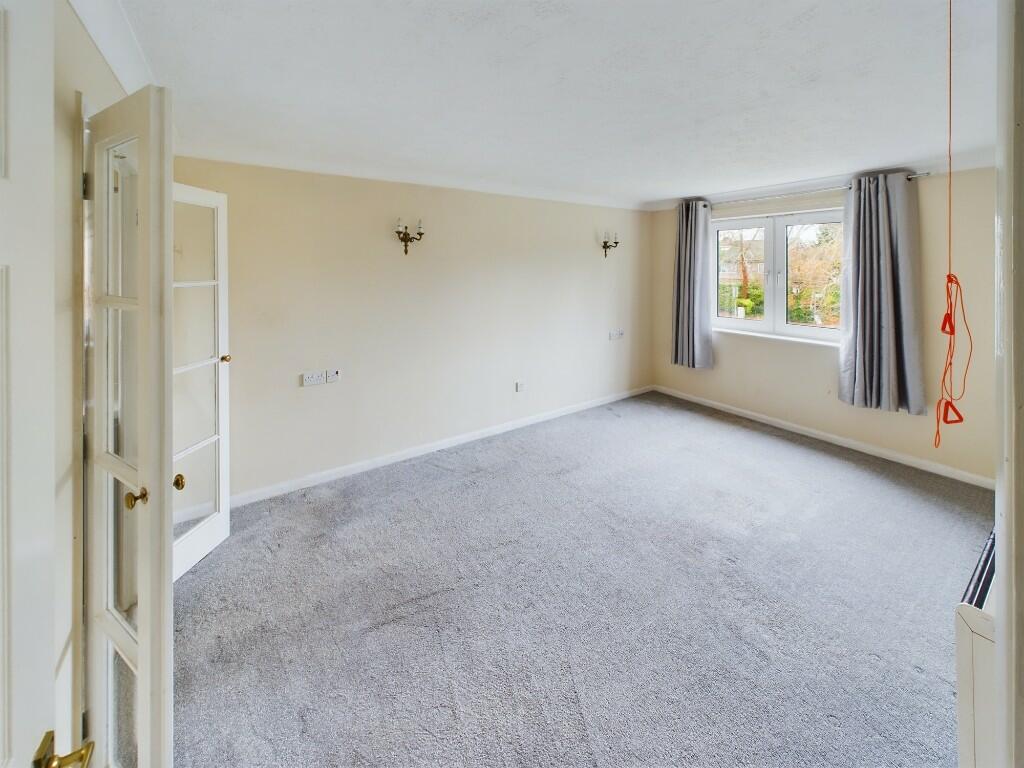 Farnham Close, London, N20 photo 2
