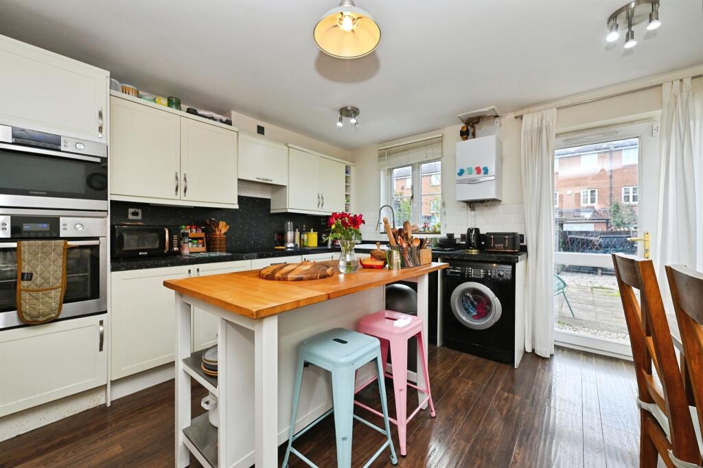 House in Welwyn Hatfield, Hertfordshire - View 5