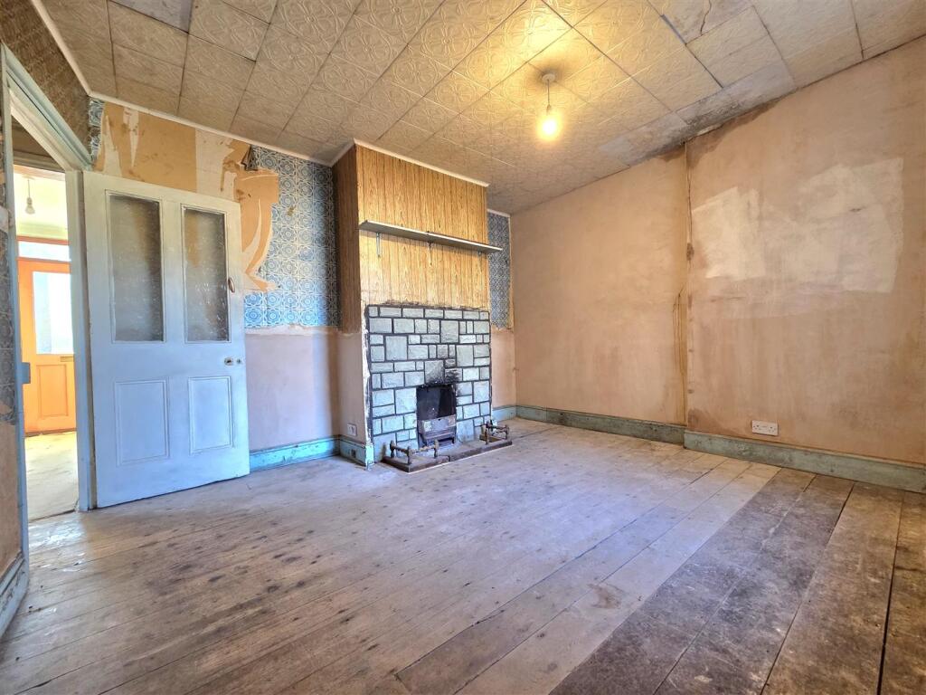 House in Gloucester, Barton - More