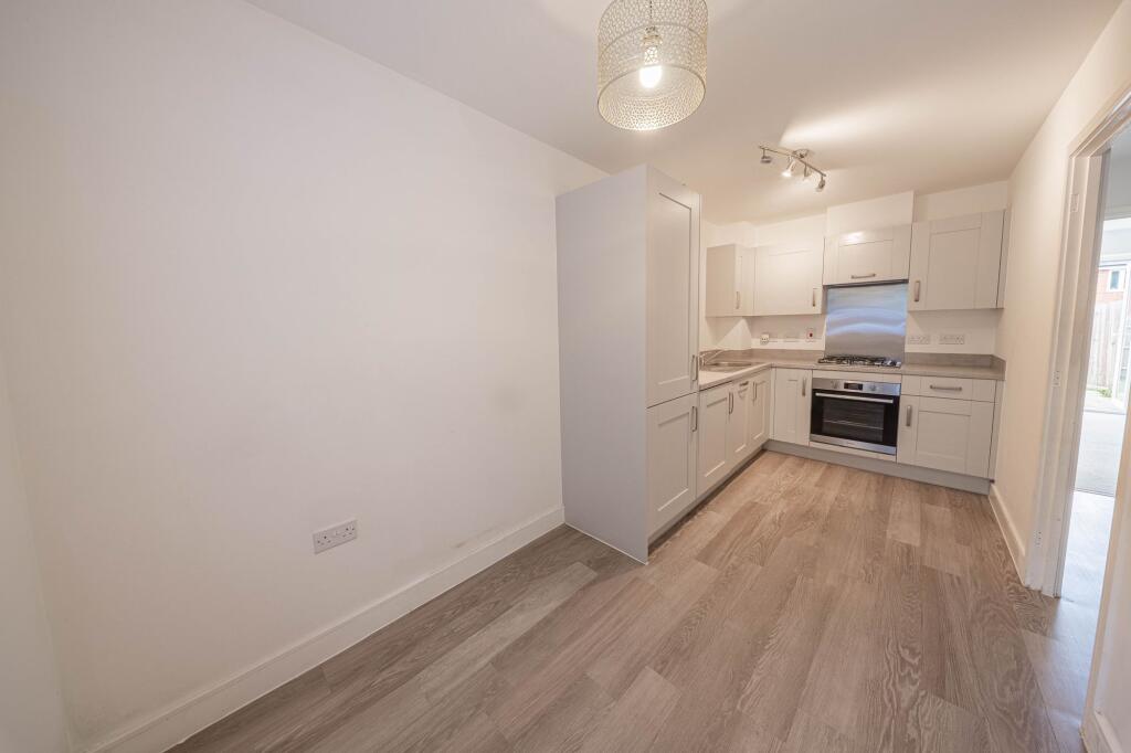 Blanford Avenue, Haywards Heath, RH16 photo 4
