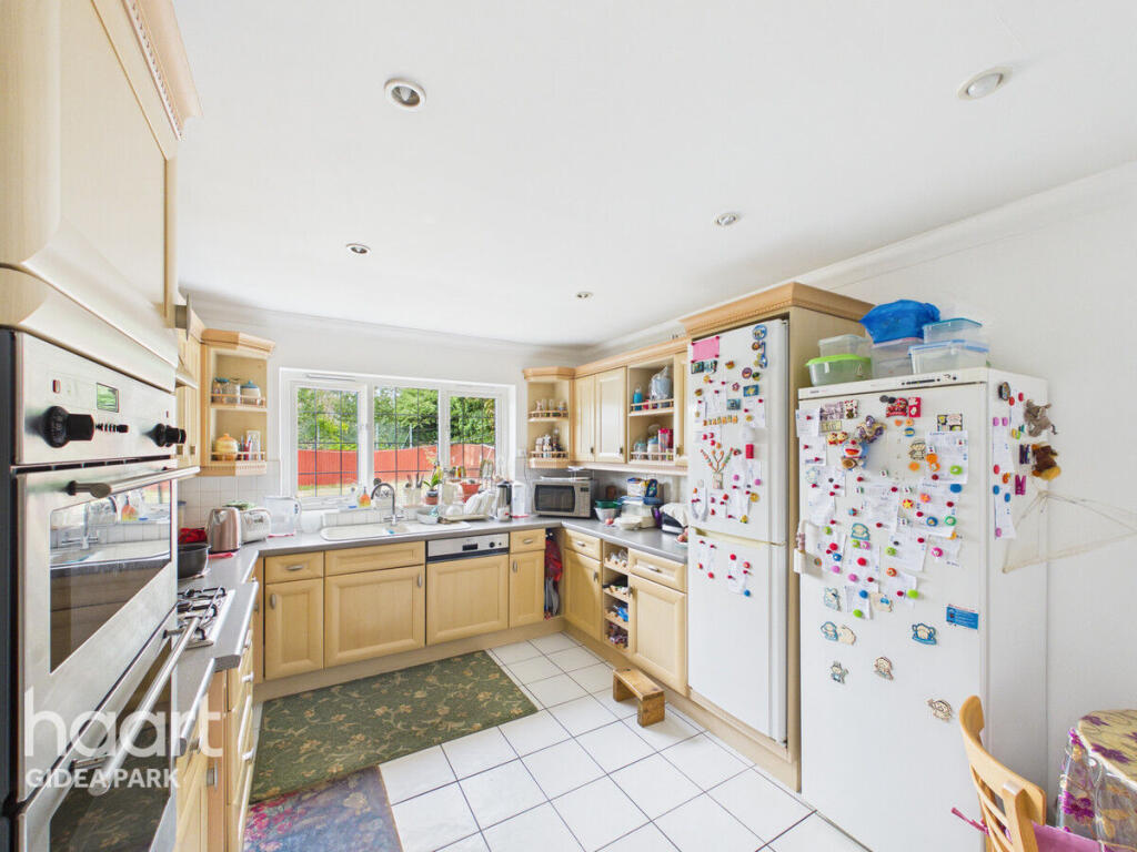 Havering Drive, Marshalls Park, Romford photo 4